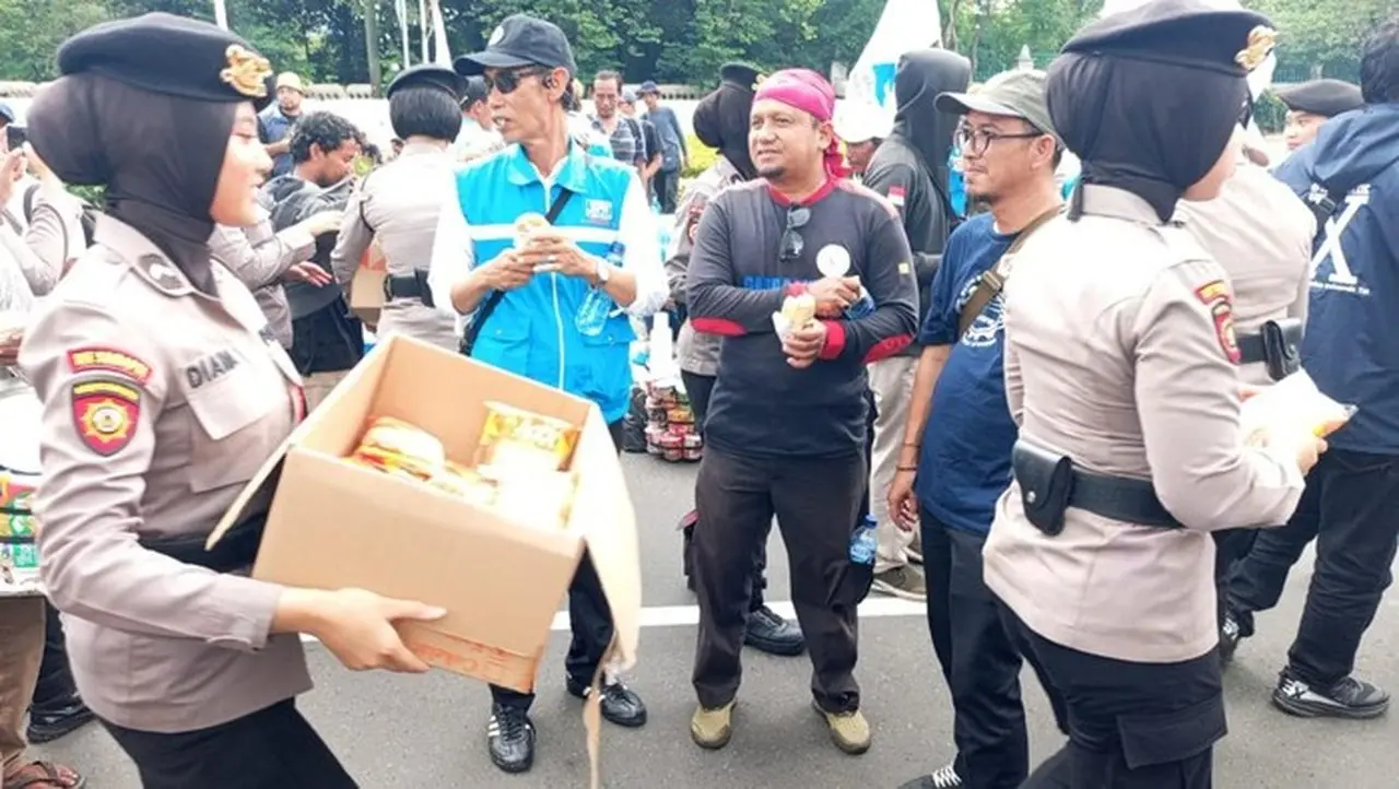 Polwan Polda Metro Membagikan Roti Hingga Air Mineral Untuk Massa Buruh. (foto: Dok. Istimewa)
