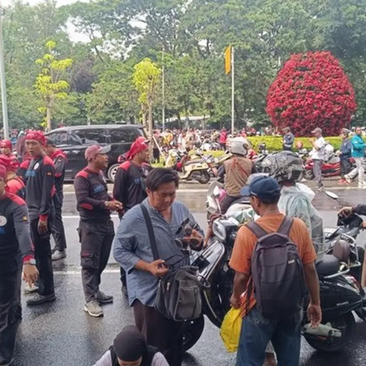 Massa Buruh Tutup Jalan Medan Merdeka Selatan, Pengendara Motor Nekat Naik Trotoar