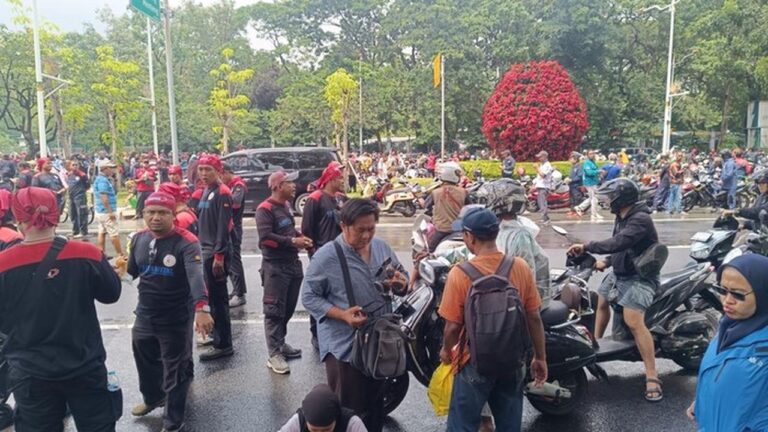 Massa Buruh Tutup Jalan Medan Merdeka Selatan, Pengendara Motor Nekat Naik Trotoar