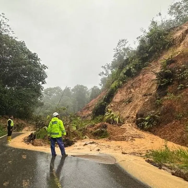Tebing Longsor Tutup Jalan Lintas Tarutung-Tapanuli Tengah, Akses Terputus Total