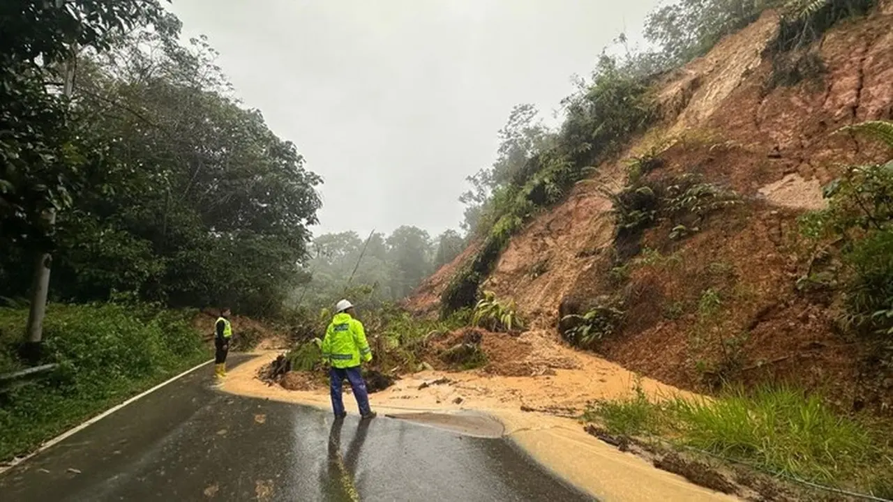 Foto: Jalan Lintas Tarutung Menuju Tapteng Dan Sibolga, Tepatnya Di Adiankoting, Taput Tertimbun Longsor. (foto: Dok. Polres Taput)