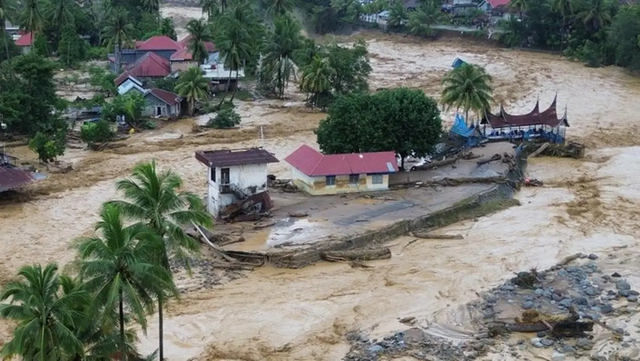 Foto Udara Sejumlah Rumah Bendungan Diterjang Banjir Bandang Di Kawasan Gunung Nago, Padang, Sumatera Barat, Jumat (28/11/2025). (antara Foto/iggoy El Fitra)