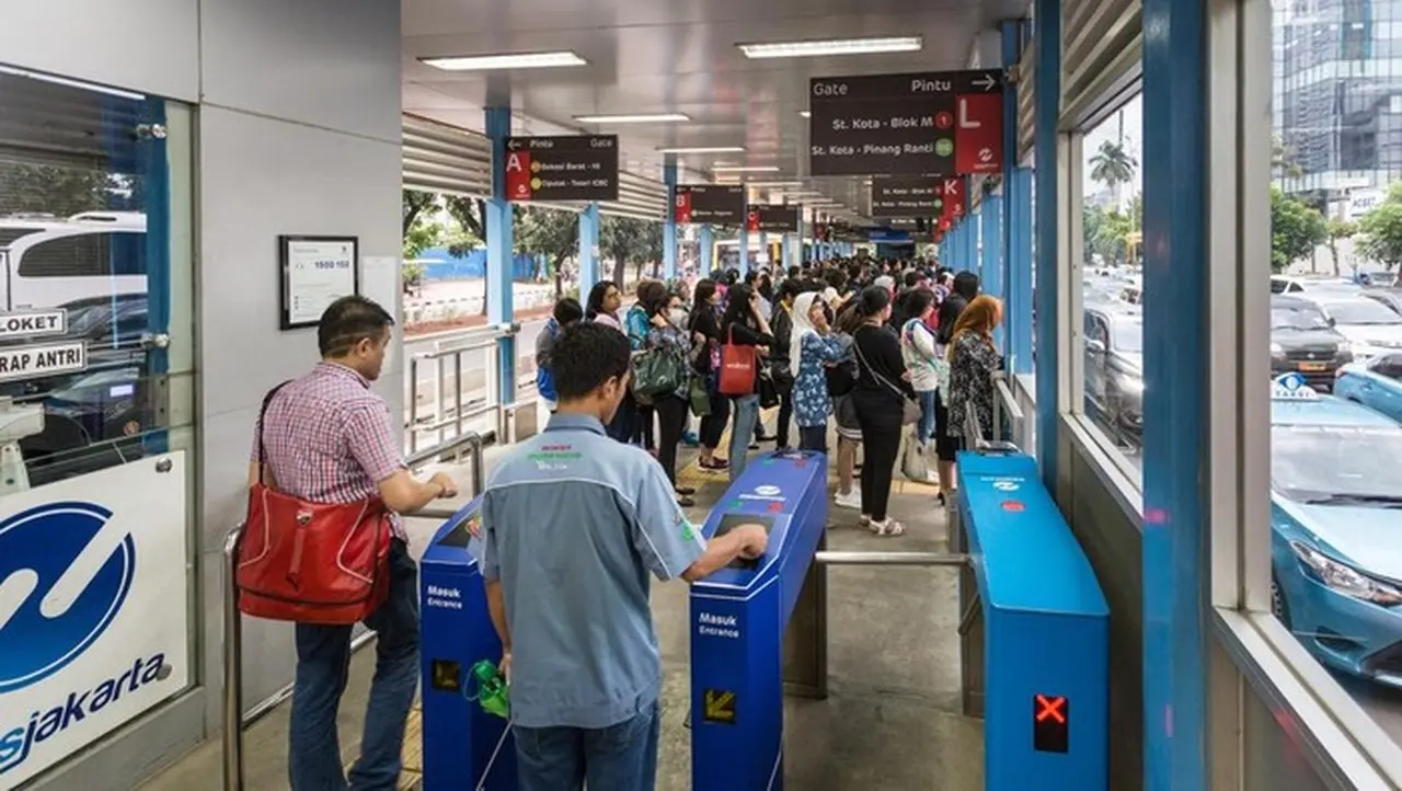 Ilustrasi Naik Transjakarta (getty Images/asiandream)