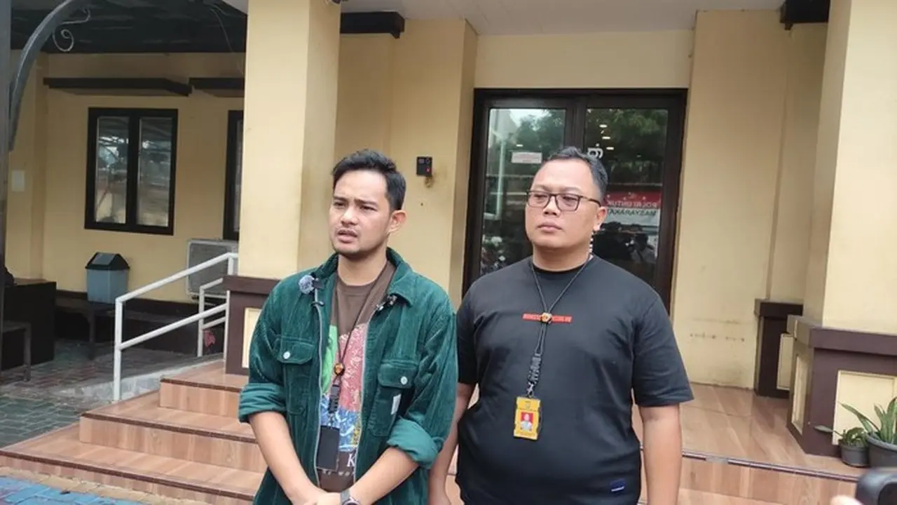 Kanit Reskrim Polsek Tambora Akp Sudrajat Djumantara (kiri) Menjelaskan Penangkapan Jukir Viral. (dok. Istimewa)
