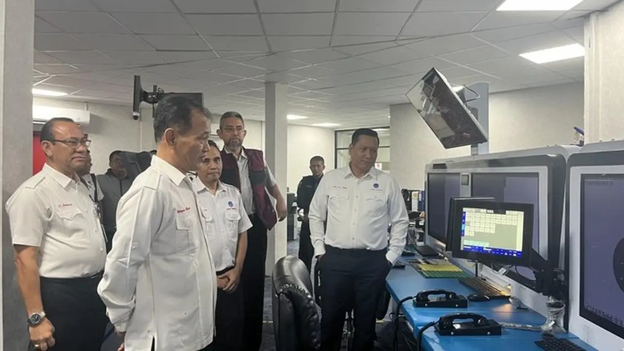 Pihak Airnav Indonesia Saat Memantau Navigasi Penerbangan Di Wilayah Medan (kartika Sar/detikcomi)