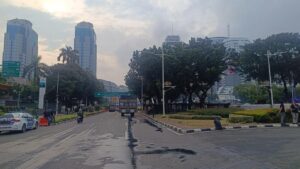 Massa Buruh Tolak UMP Bubar, Lalin Jalan Medan Merdeka Selatan Dibuka Kembali