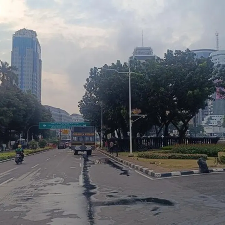 Massa Buruh Tolak UMP Bubar, Lalin Jalan Medan Merdeka Selatan Dibuka Kembali