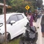 Pelajar SMA di Lebak Tabrak 3 Pemotor Saat Menyalip, Mobil Jazz Ringsek Parah