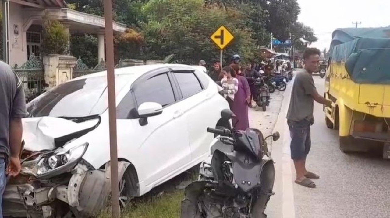 Pelajar SMA di Lebak Tabrak 3 Pemotor Saat Menyalip, Mobil Jazz Ringsek Parah