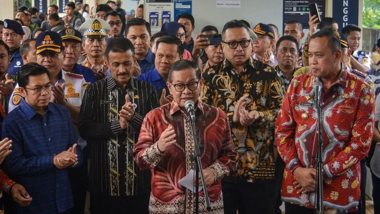 Pramono Anung Saat Meresmikan Rute Baru Tj Terminal Bekasi Galunggung. (antara Foto/fathul Habib Sholeh)