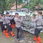 Evakuasi Bangkai Pesawat di Bogor: Potongan Sayap Timpa Rumah Warga Akibat Puting Beliung