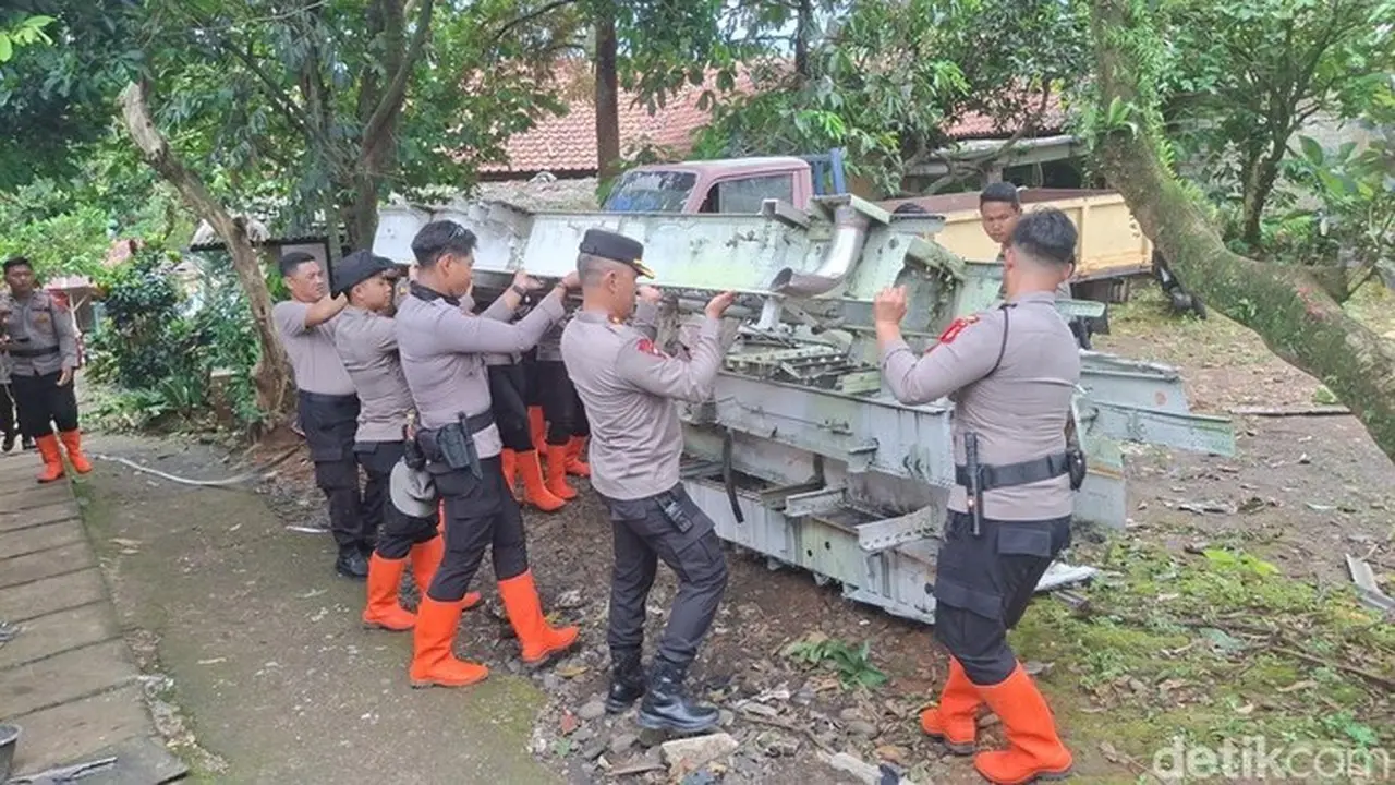 Polisi Dan Tni Mengevakuasi Bangkai Potongan Pesawat Yang Menimpa Rumah Warga Di Kemang, Bogor. (sholihin/detikcom)