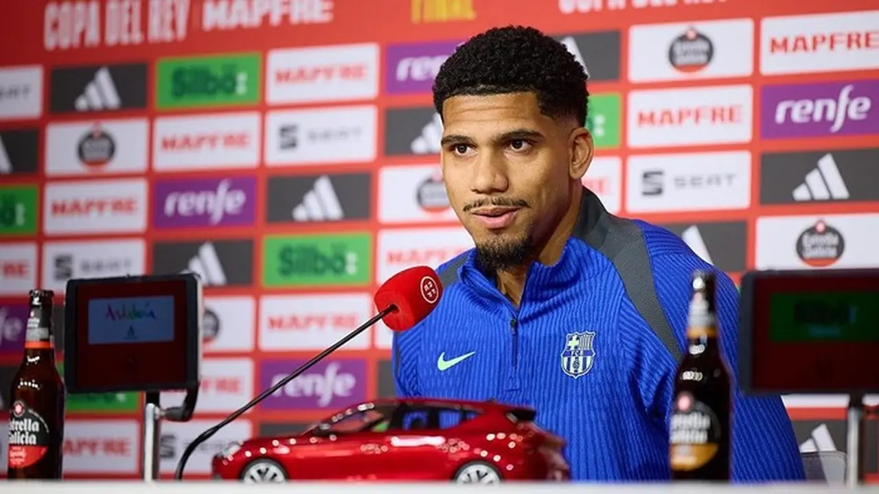 Araujo Telah Kembali Berlatih Bersama Barcelona. Foto: Getty Images/fran Santiago
