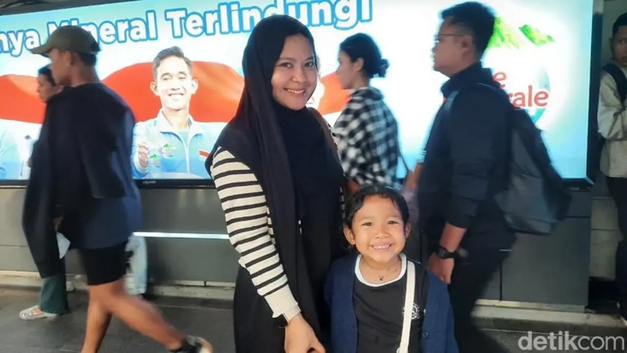 Warga Bernama Vidia (28) Bersama Anaknya Menggunakan Krl Saat Masa Liburan Tahun Baru 2026. (rachma Indira/detikcom)