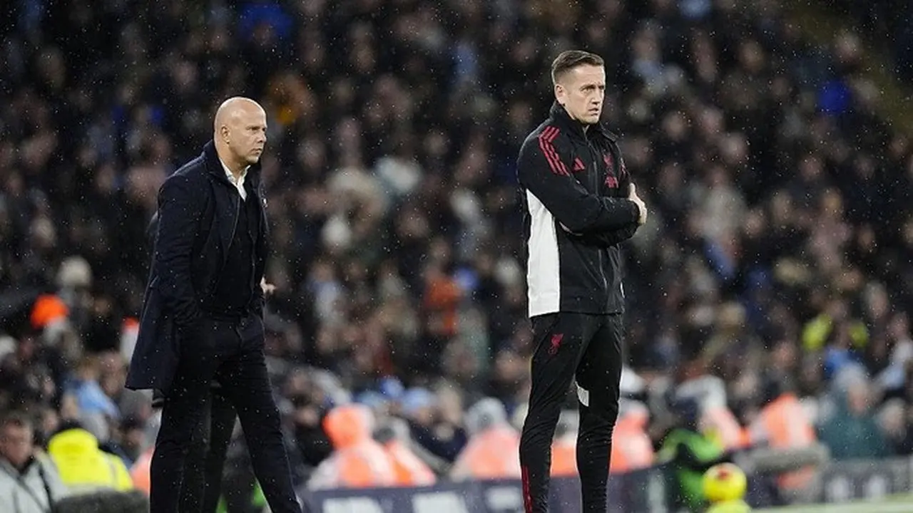 Arne Slot (kiri) Bersama Aaron Briggs Saat Menghadapi Manchester City Bulan Lalu. Foto: Pa Images Via Getty Images/nick Potts Pa Images
