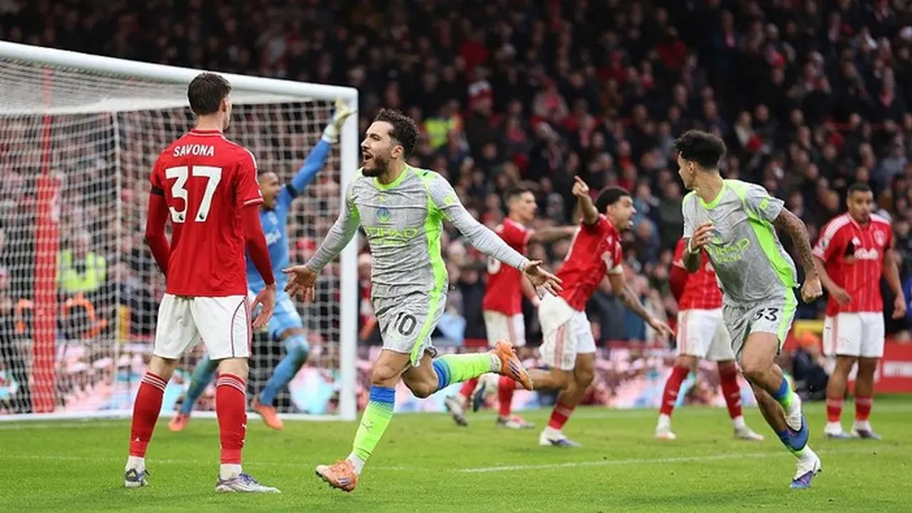 Momen Ketika Cherki Merayakan Gol City Sementara Pemain Forest Di Belakangnya Terlihat Mengajukan Protes Kepada Wasit. Foto: Getty Images/catherine Ivill Ama