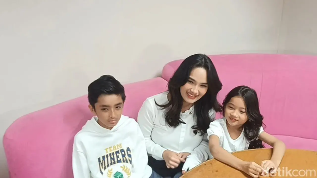 Faby Marcelia Bersama Dua Anaknya Saat Ditemui Di Kawasan Trans Tv. Foto: Muhammad Aditya Dzaky Reinaldi/detikcom