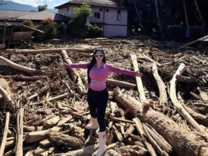 Novi Rizki Dihujat Netizen Akibat Pakaian Ketat Saat Berikan Bantuan di Sumatera