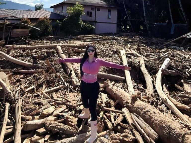 Novi Rizki Dihujat Netizen Akibat Pakaian Ketat Saat Berikan Bantuan di Sumatera Novi Rizki Dihujat Netizen Akibat Pakaian Ketat Saat Berikan Bantuan di Sumatera