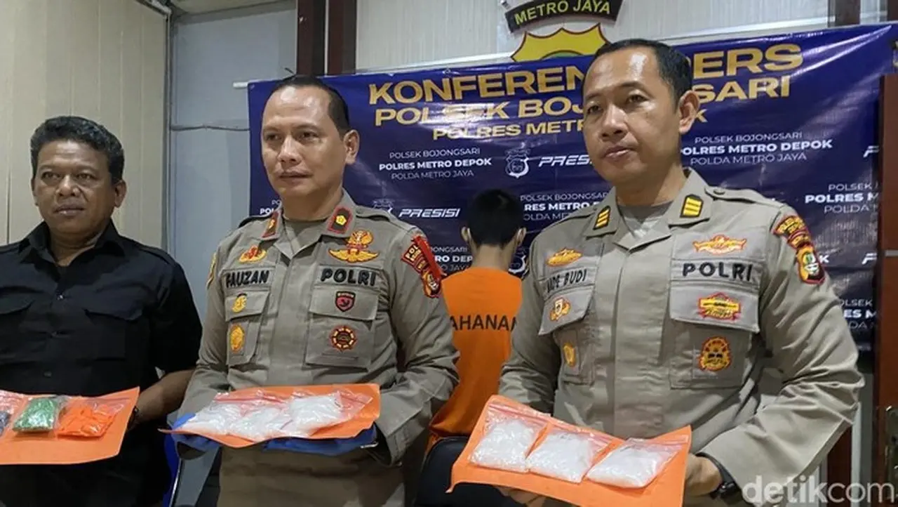 Polsek Bojongsari Menyita Barang Bukti Narkotika Jenis Sabu Seberat 1,296 Kg. (devi/detikcom)