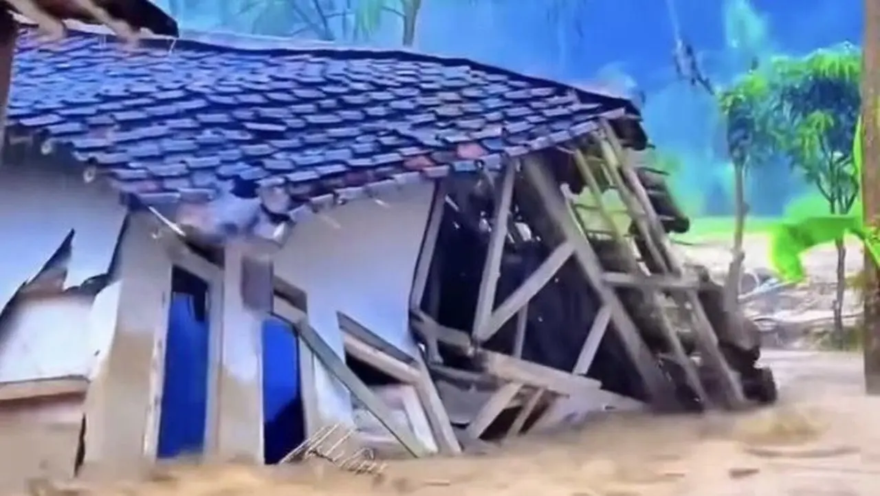 Potongan Video Viral Rumah Yang Ambruk Dan Hanyut Terbawa Banjir Bandang. (foto: Tangkapan Layar Video Viral)