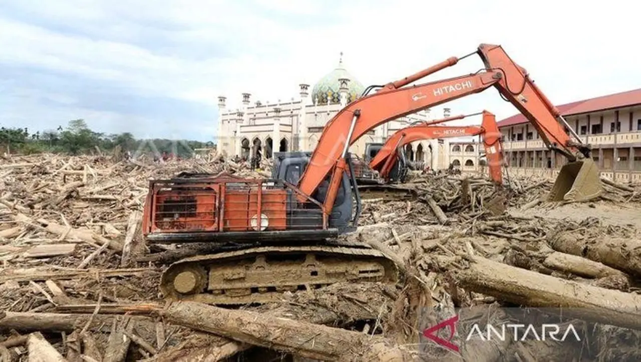Foto: Petugas Mengoperasikan Alat Berat Untuk Membersihkan Gelondongan Kayu Di Pesantren Islam Terpadu Darul Mukhlishin, Desa Tanjung Karang, Aceh Tamiang, Aceh, Minggu (21/12/2025). Antara Foto/irwansyah Putra
