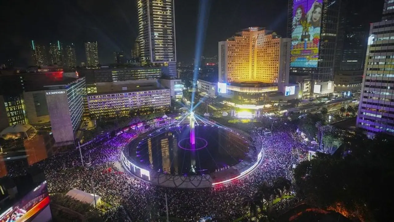 Suasana Car Free Night Bundaran Hi Jelang Pergantian Tahun Pada 31 Desember 2024 (foto: Ap/tatan Syuflana)