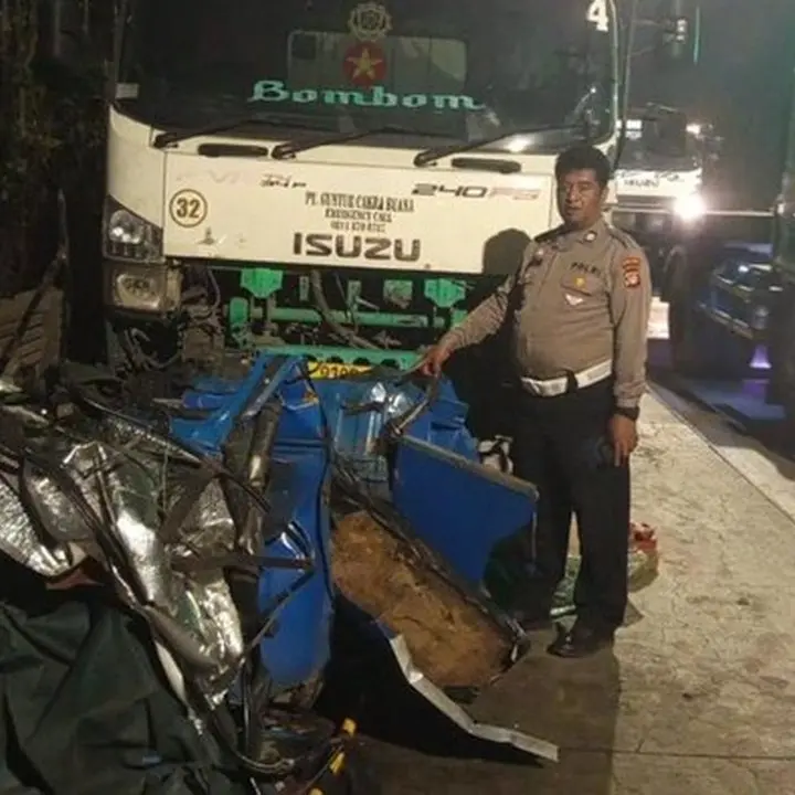 Bajaj Penyek Terimpit Trailer di Marunda, Sopir Luka Serius Akibat Tabrakan Beruntun