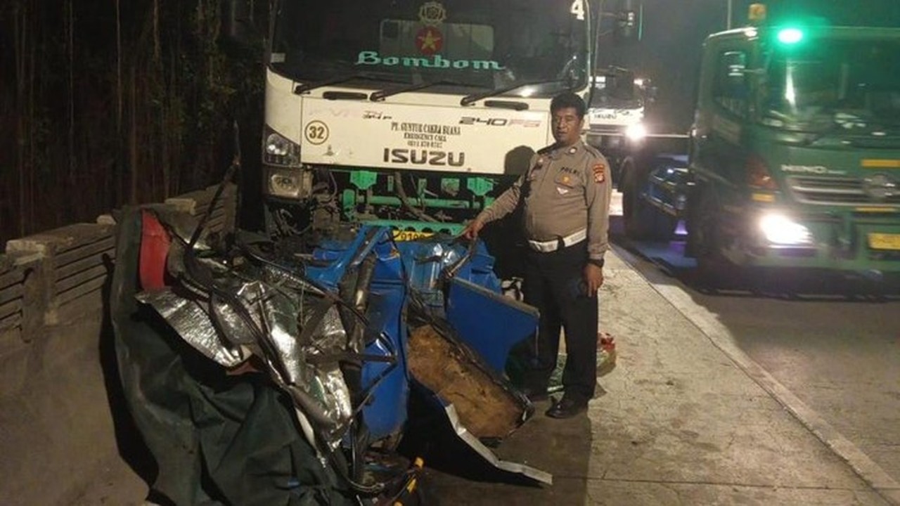 Bajaj Penyek Terimpit Trailer di Marunda, Sopir Luka Serius Akibat Tabrakan Beruntun