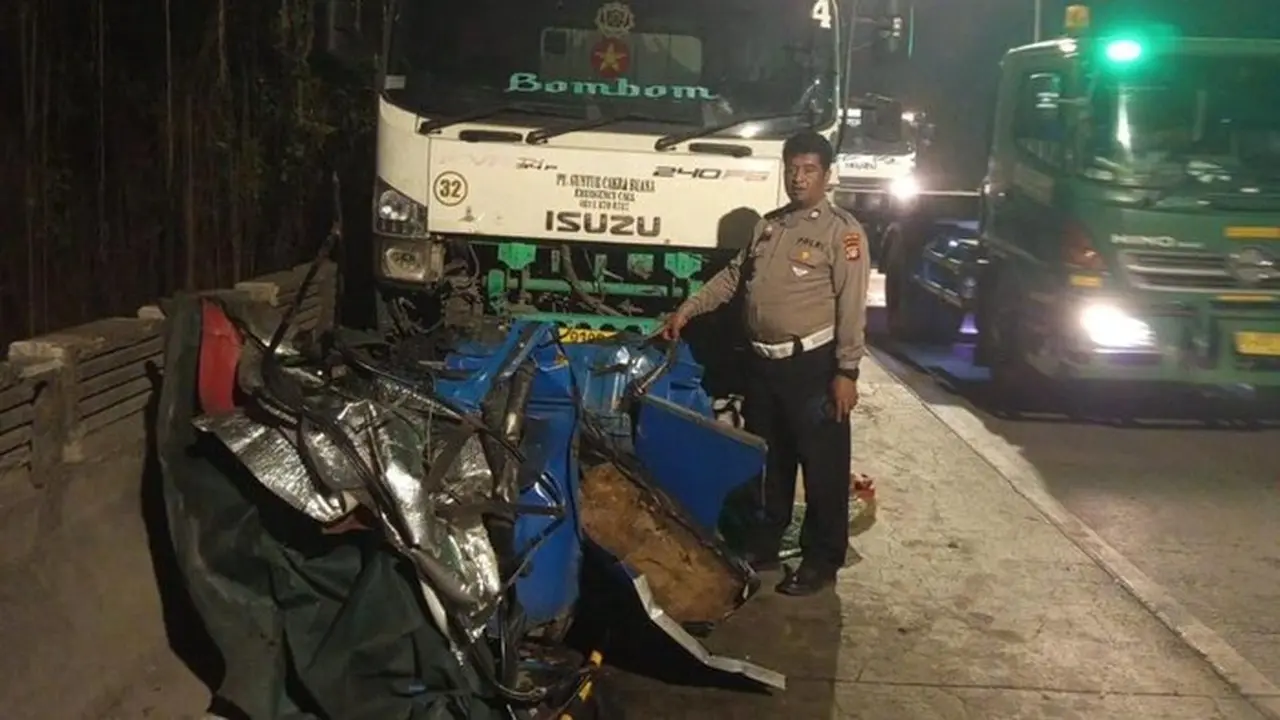 Foto: Bajaj Penyek Gara Gara Terjepit Truk Trailer Di Jakut (dok. Istimewa)