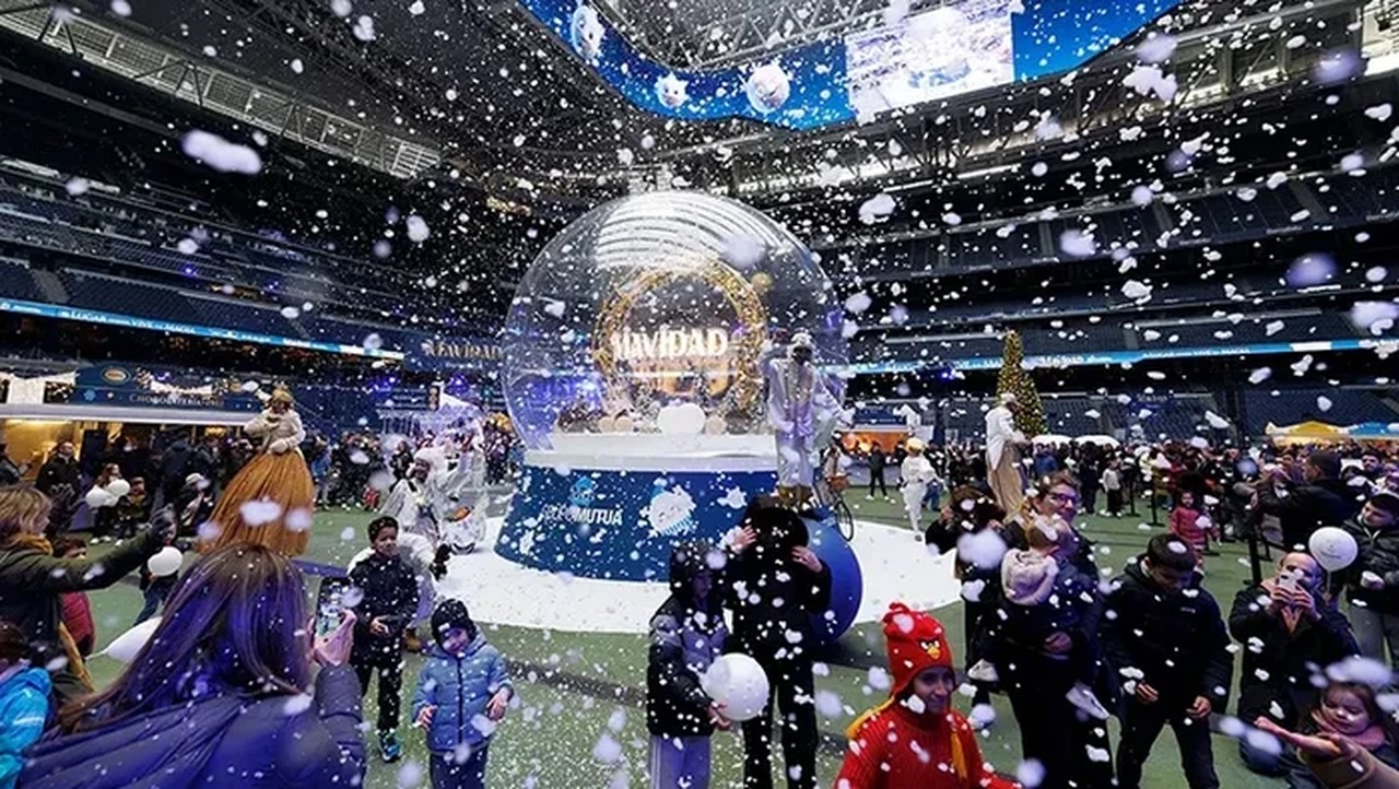 Santiago Bernabeu Berubah Jadi Wisata Natal: Wahana Seru Hingga Bola Raksasa Menanti Pengunjung