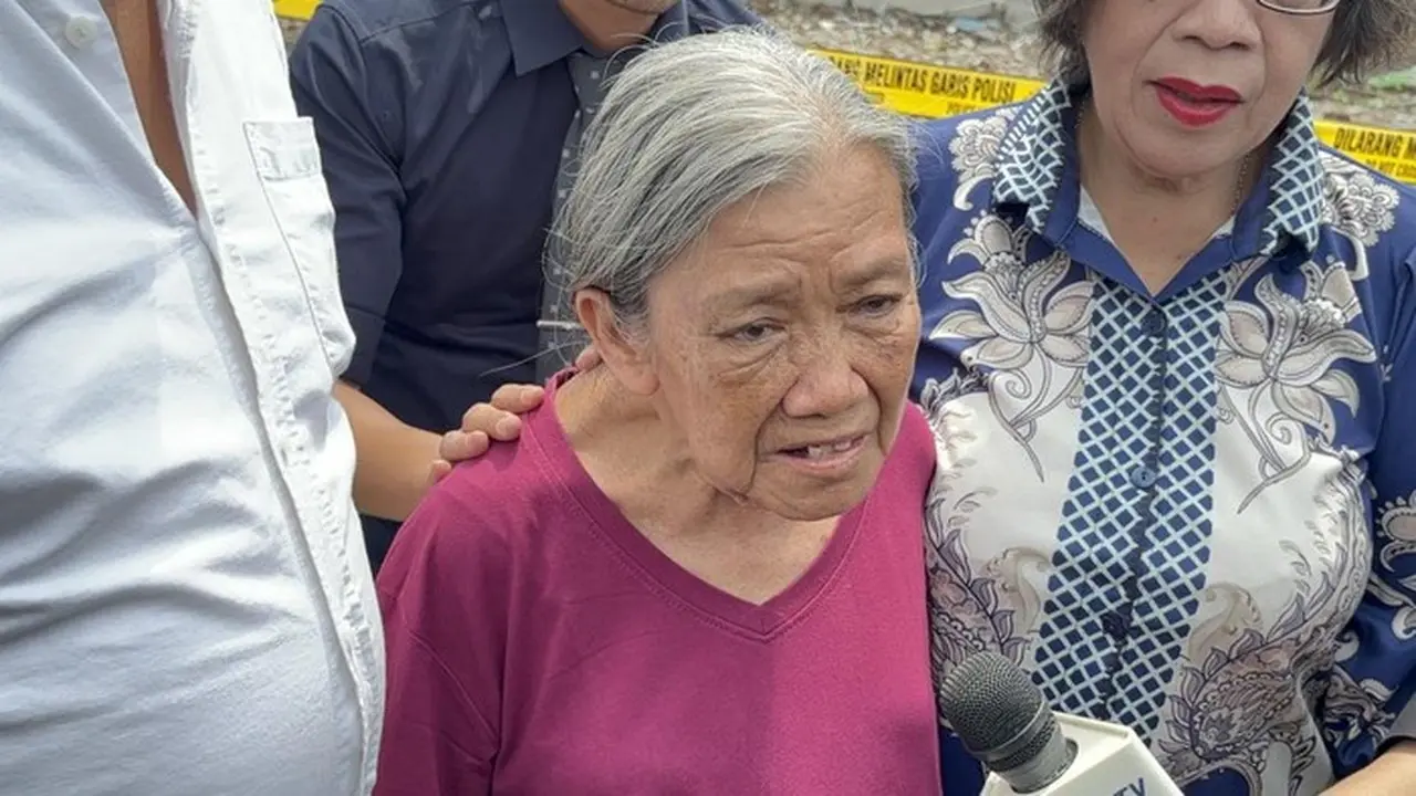 Foto: Elina Widjajanti, Nenek Di Surabaya Yang Diusir Samuel Pembeli Tanah Dan Anggota Ormas (aprilia Devi/detikjatim)