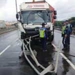 Truk Trailer Tabrak Pembatas Jalan Tol Wiyoto Wiyono, 76 Meter Copot dan Sebabkan Macet Parah
