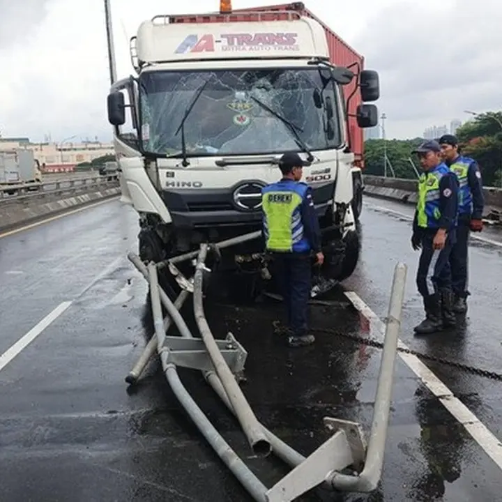 Truk Trailer Tabrak Pembatas Jalan Tol Wiyoto Wiyono, 76 Meter Copot dan Sebabkan Macet Parah