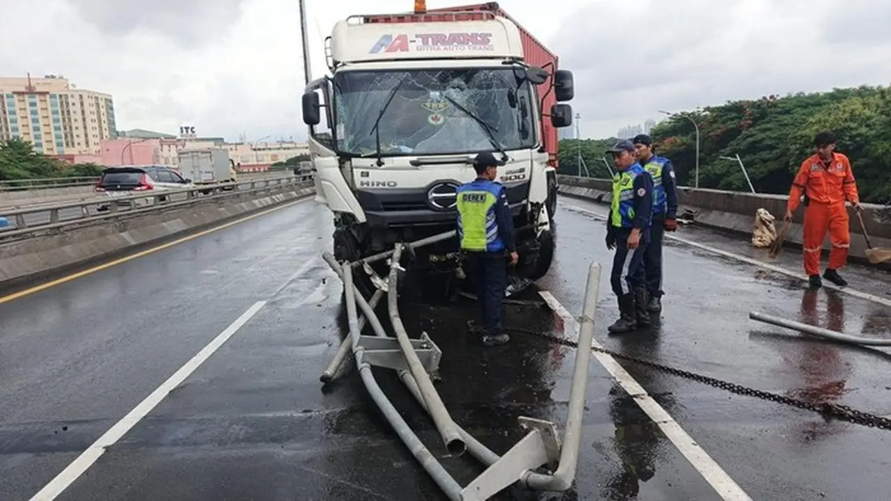 Foto: Truk Trailer Menabrak Pembatas Jalan Di Tol Wiyoto Wiyono Arah Cawang. (dok. Istimewa)