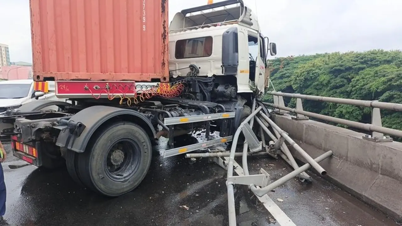 Kecelakaan Truk Tabrak Pembatas Jalan Di Tol Wiyoto Wiyono (foto: Dok. Istimewa Twitter Tmc Polda Metro Jaya)