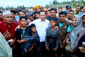 Mendagri Tito Karnavian Serahkan Bantuan Korban Bencana Aceh Utara Atas Perintah Presiden Prabowo