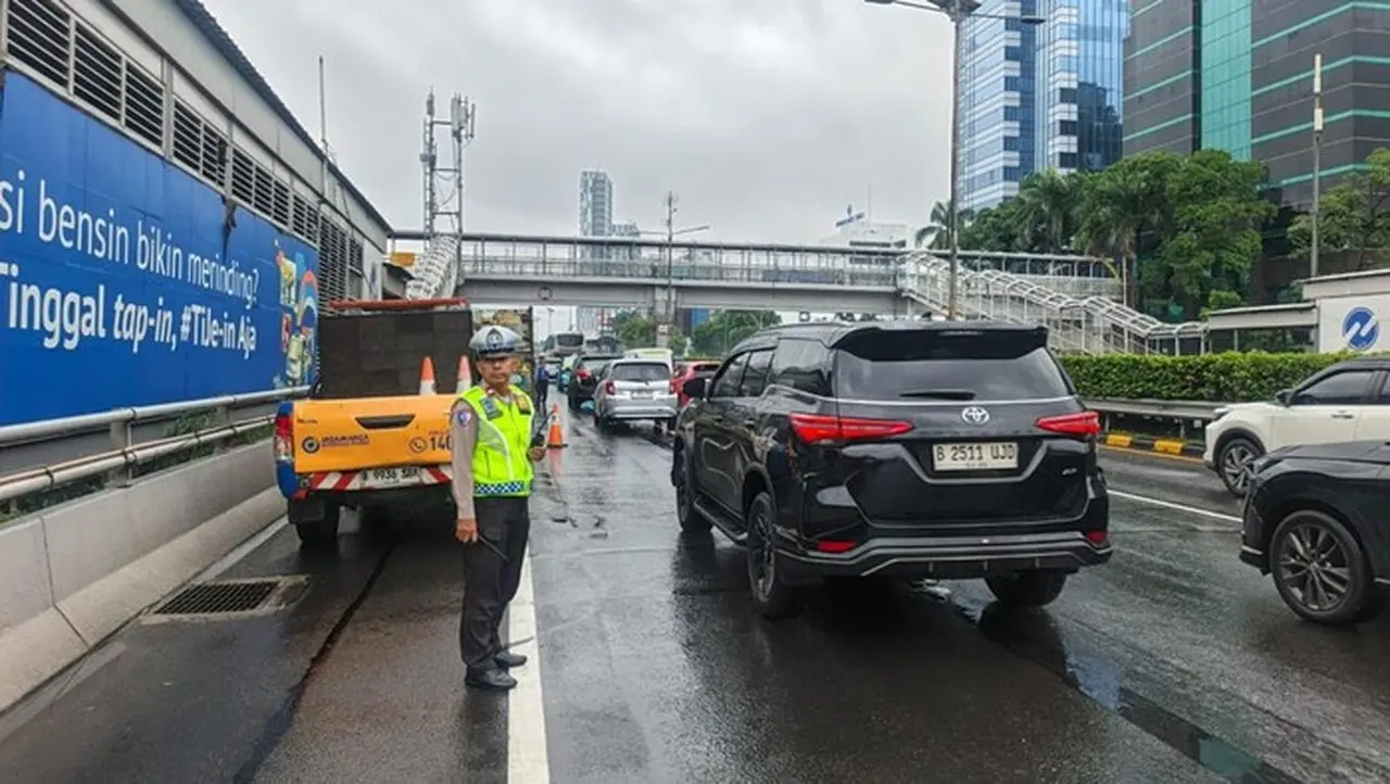 Truk Mogok Di Km 2+800 Tol Cawang Arah Slipi, Rabu (31/12/2025) Pagi. (dok. Istimewa)