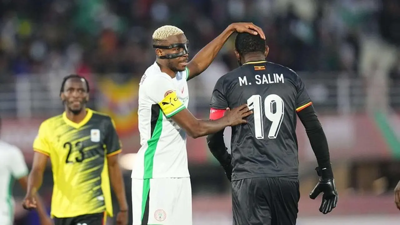 Momen Kiper Uganda, Jamal Salim, Keluar Lapangan Usai Dikartu Merah Melawan Nigeria. Ia Disemangati Victor Osimhen. (foto: Nurphoto Via Getty Images/nurphoto)