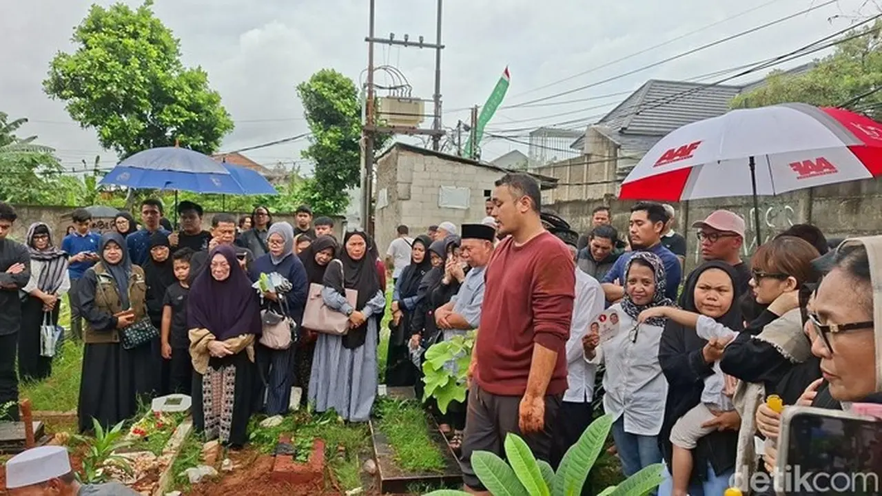 Gilang Dirga Di Pemakaman Ayahanda. Foto: Muhammad Ahsan Nurrijal/detikcom