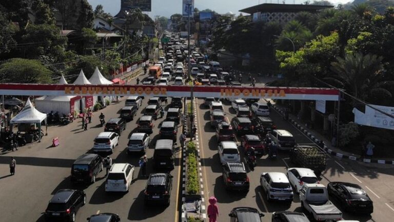 Malam Tahun Baru, Jalan Raya Puncak Bogor Ditutup Penuh Mulai Pukul 21.00 WIB Malam Tahun Baru, Jalan Raya Puncak Bogor Ditutup Penuh Mulai Pukul 21.00 WIB
