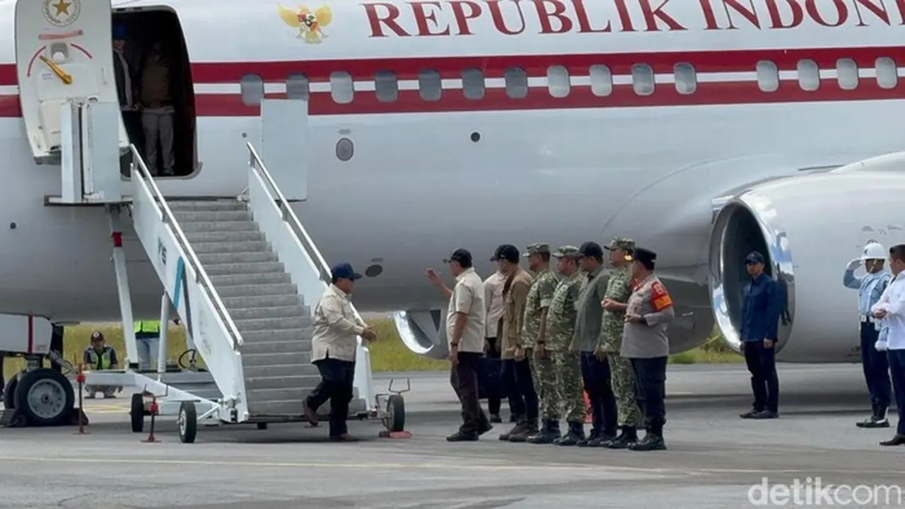 Presiden Prabowo Subianto Tiba Di Bandar Udara Raja Sisingamangaraja, Silangit, Rabu (31/12/2025), Sebelum Meninjau Lokasi Bencana Di Sumatera Utara. (eva Safitri/detikcom)