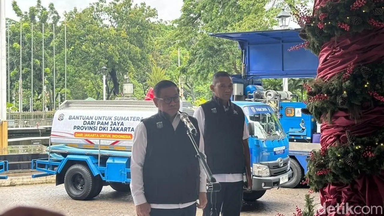 Gubernur Dki Jakarta Pramono Anung Melepas Penyerahan Bantuan Mobil Tangki Air Milik Pam Jaya Untuk Korban Bencana Di Aceh, Sumatera Utara Dan Sumatera Barat. Acara Digelar Di Balai Kota Jakarta, Rabu (31/12/2025). (kadek Melda Luxiana/detikcom)
