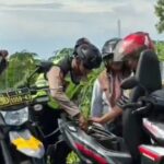 Polisi Kudus Sedot Bensin dari Motor Dinas Bantu Wisatawan Kehabisan BBM di Tengah Sawah