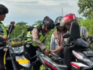Polisi Kudus Sedot Bensin dari Motor Dinas Bantu Wisatawan Kehabisan BBM di Tengah Sawah