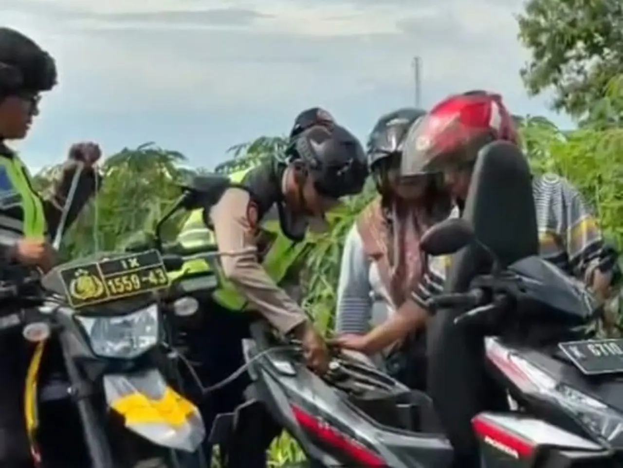 Polisi Membantu Wisatawan Yang Kehabisan Bensin Di Kudus. Foto Diunggah Selasa (30/12/2025). (dok. Istimewa)