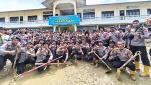 Kapolri Jenderal Listyo Sigit Prabowo Tinjau Pembersihan Sekolah dan Huntap Korban Bencana di Aceh Tamiang