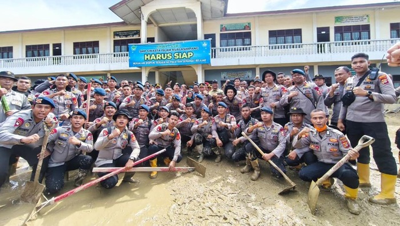 Kapolri Jenderal Listyo Sigit Prabowo Tinjau Pembersihan Sekolah dan Huntap Korban Bencana di Aceh Tamiang Kapolri Jenderal Listyo Sigit Prabowo Tinjau Pembersihan Sekolah dan Huntap Korban Bencana di Aceh Tamiang
