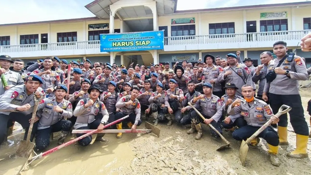 Kapolri Jenderal Listyo Sigit Prabowo Berkunjung Ke Aceh Tamiang Untuk Meninjau Pembersihan Sekolah Sekolah Terdampak Bencana. (foto: Dok. Istimewa)