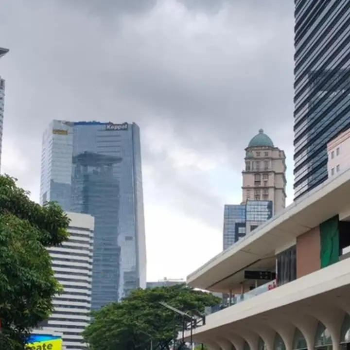 Langit Jakarta Mendung di Penghujung 2025, Warga Bersiap Sambut Tahun Baru